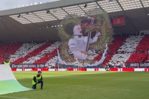 开云在线-回归英超首战！桑德兰球迷打出巨幅TIFO：为战斗做好准备