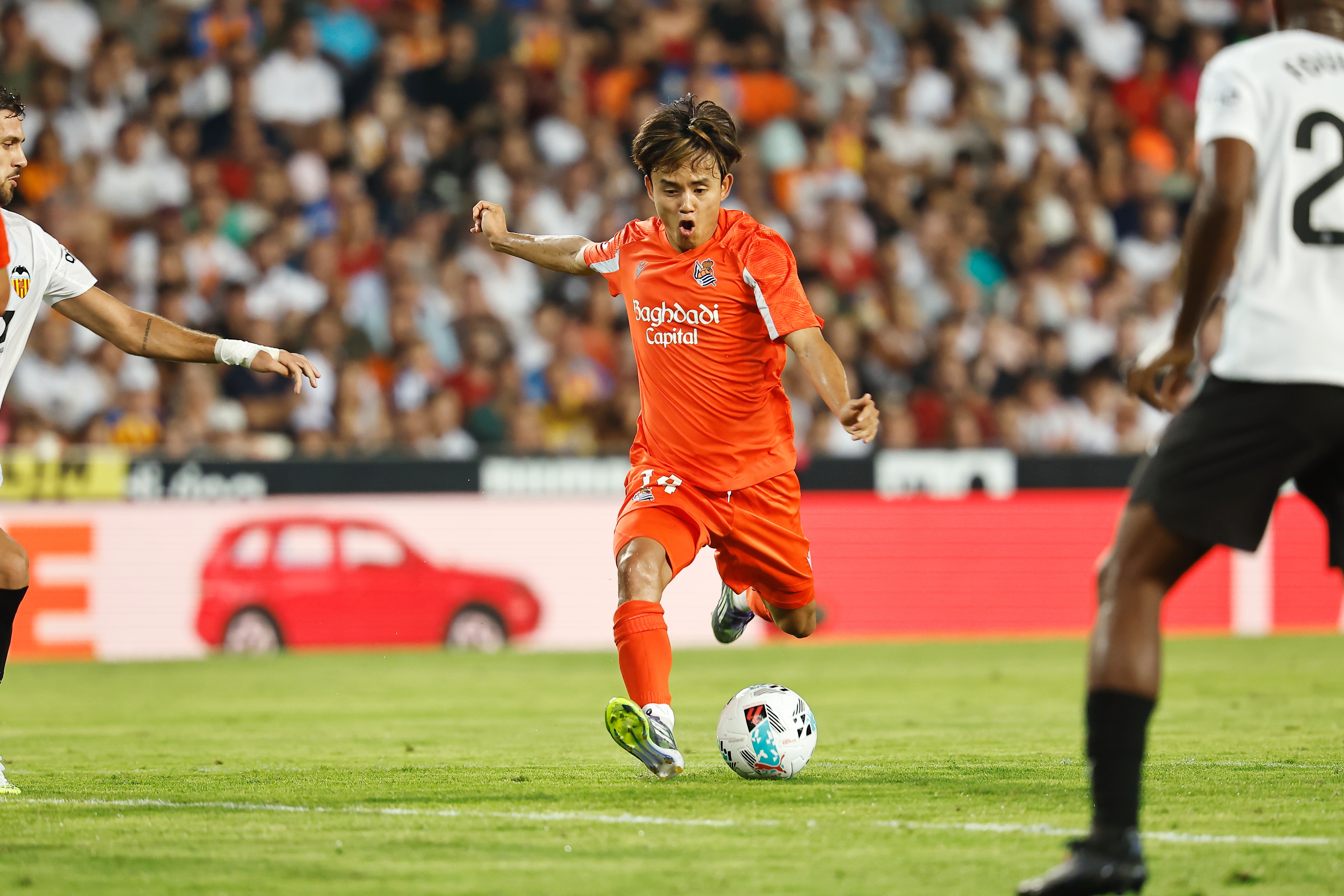 开云注册入口-脚头真硬！24岁久保建英遭包夹从人缝中起脚，强劲远射助队抢1分