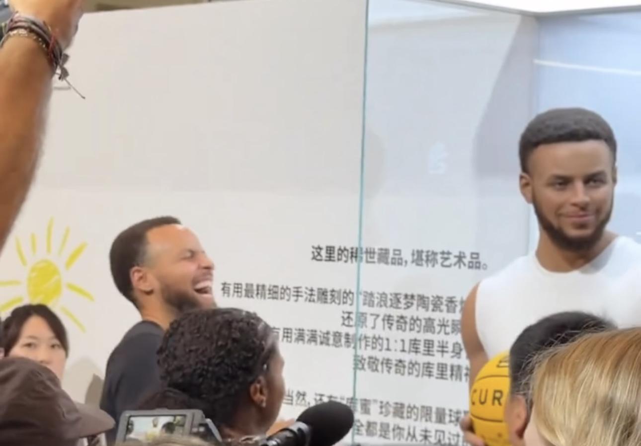 开云登录-库里中国行看到自己的蜡像，没忍住直接笑得前仰后合