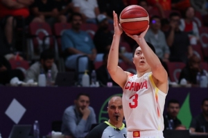 开云体育下载-媒体人：最后一球胡明轩处理得非常合理 只是球磕筐而出 未能如愿