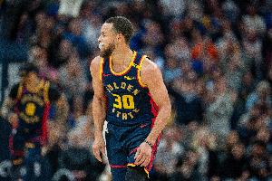 开云在线-52分10板8助！静雨：库里天神下凡 将灰熊骄傲的双塔彻底击穿