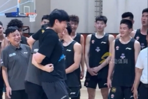 辽宁山东进行教学赛 两队合影环节杨鸣邱彪互相谦让&amp;极限拉扯