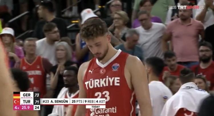 👀球迷转发申京欧锦赛转身丝滑暴扣！KD评论：与众不同！