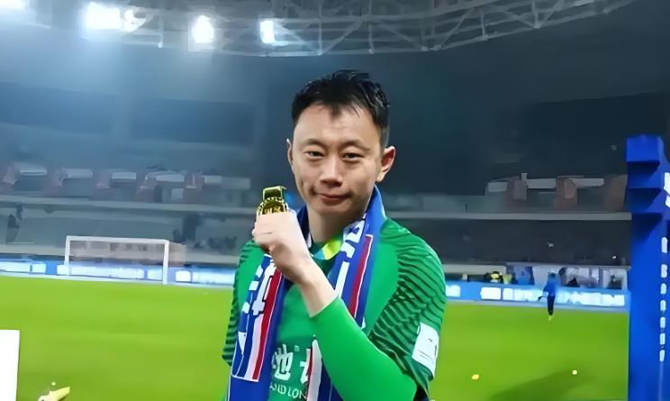 上港已在冬训前完成一笔续约！本土飞翼留队无悬念，值得期待